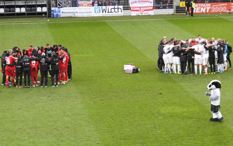Besprechungen kurz nach dem Abpfiff auf beiden Seiten