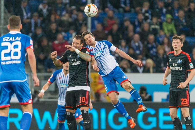 Pirmin Schwegler beim Kopfballduell gegen den HSV