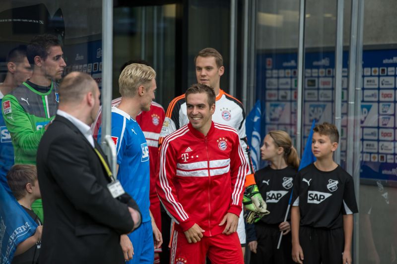 Lahm vor einem Spiel der Bayern in Sinsheim