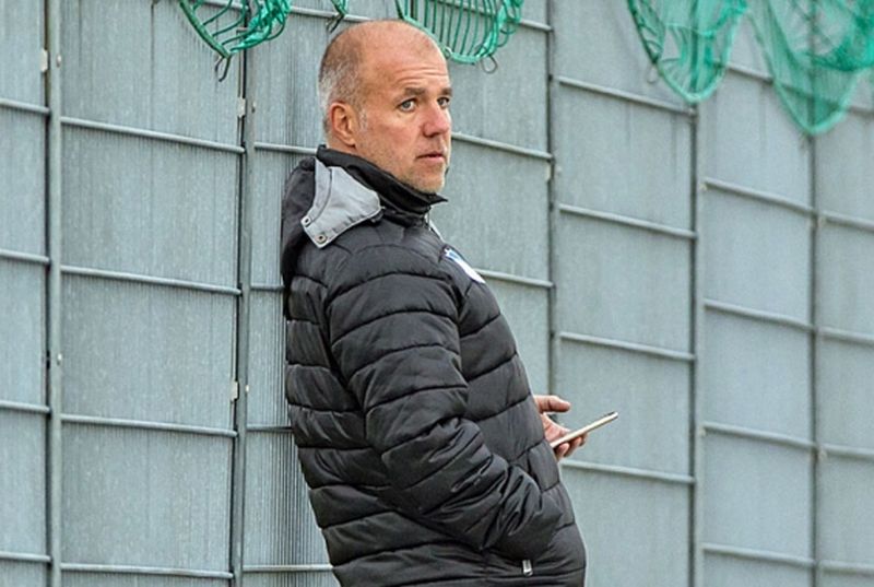 Dirk Mack als Beobachter eines Jugendspiels am Spielfeldrand des Dietmar Hopp Stadions