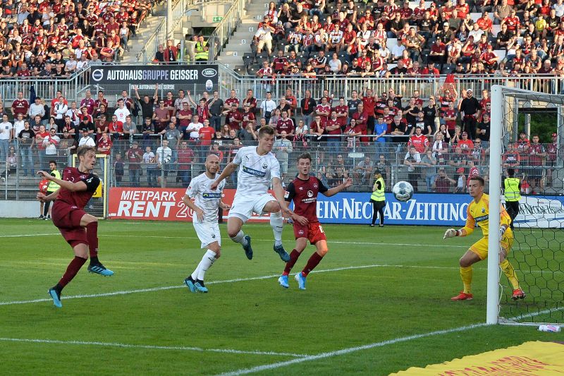 Asger Sörensen (li.) erzielt im Hinspiel am 16. August 2019 am Hardtwald den 2:2-Ausgleich für den 1. FC Nürnberg - SVS-Keeper Martin Fraisl ist machtlos