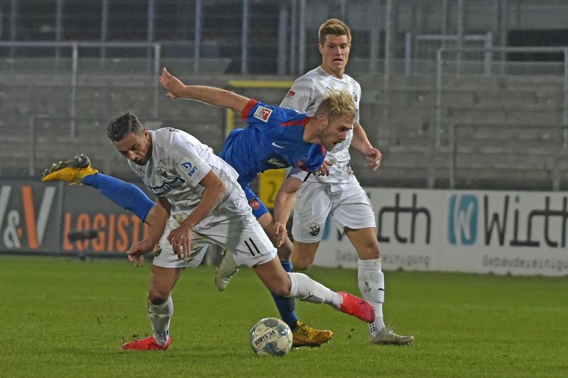 Können die beiden Sandhäuser Torjäger Bouhaddouz (li.) und Behrens (re.) gegen den KSC die Torflaute beenden?