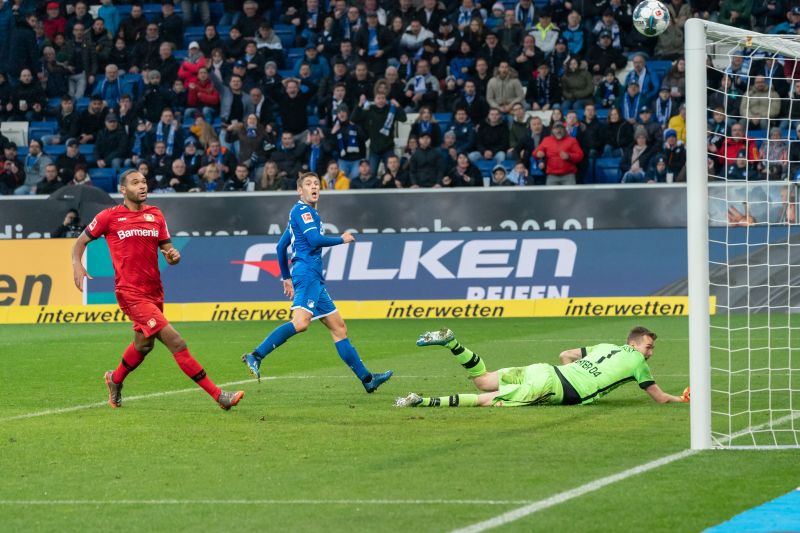 Kramaric (Mitte) vergibt die Großchance zum 3:1 in der Schlußphase des Spiels
