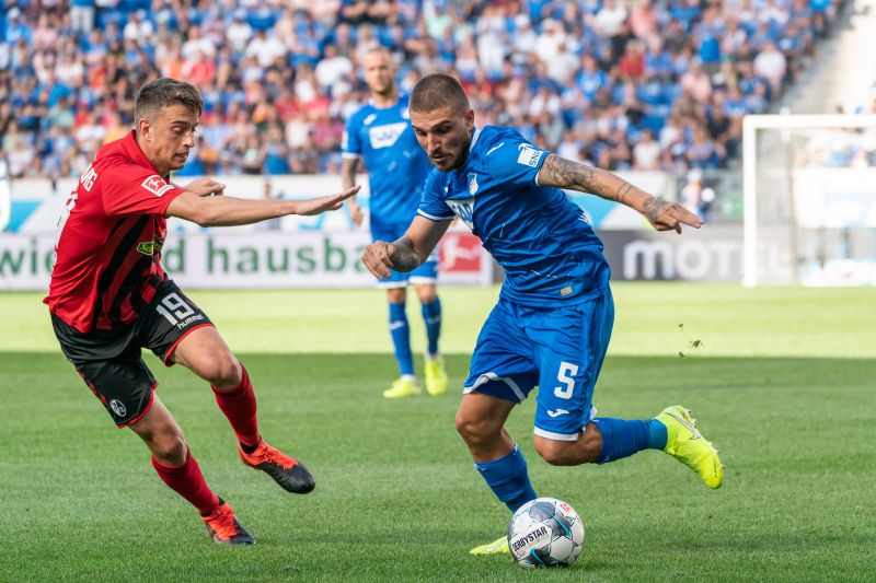 Stafylidis (re.) im Duell Eins gegen Eins