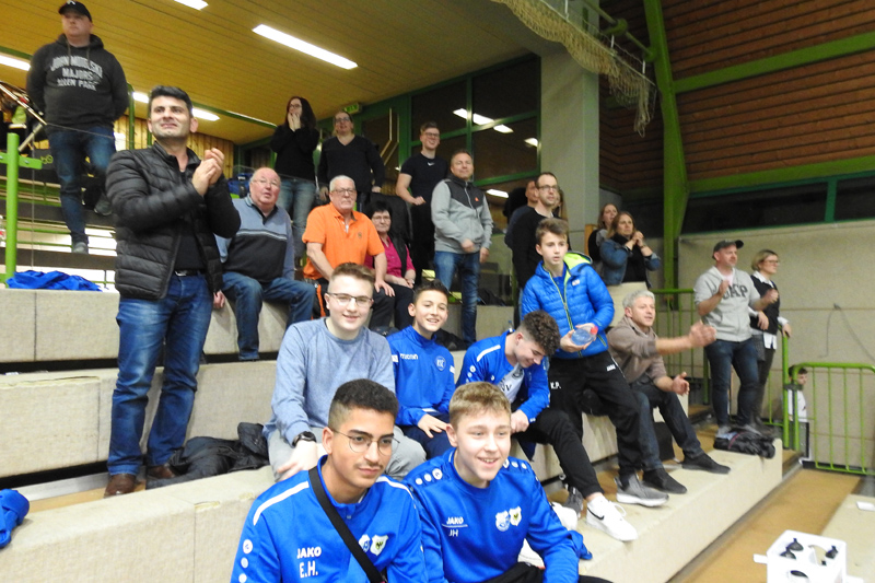 Die Fangruppe feiert den 3. Platz der C-Junioren in Rauenberg