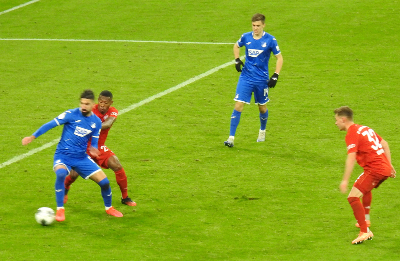 Dabbur dreht sich um Boateng und trifft zum 2:4