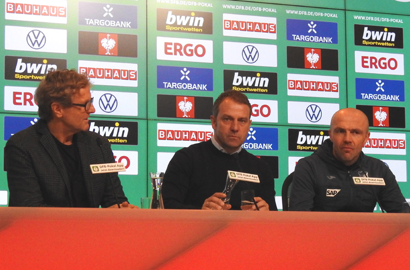 Pressekonferenz zu später Stunde