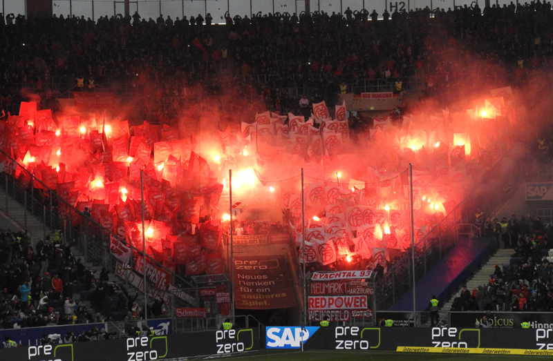 Pyrotechnik im Bayern-Block