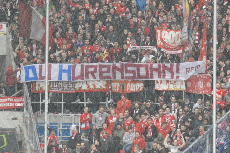 Zweites skandalöses Plakat im Gästeblock, das zur fünfminütigen Spielunterbrechung führte