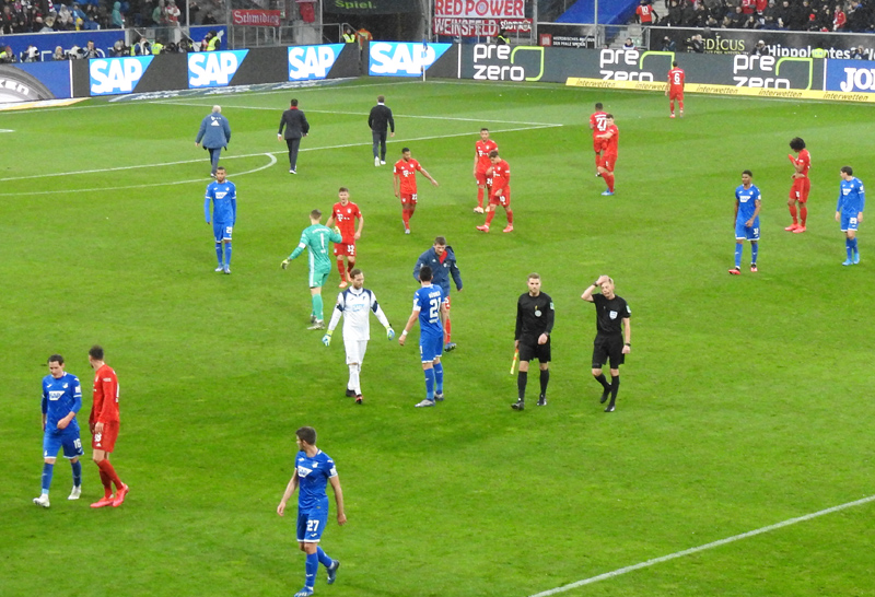 Beide Teams verlassen den Platz