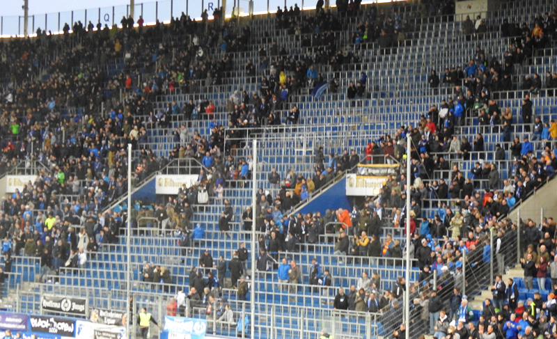 Aus Protest verlassen die TSG-Fans vorzeitig die Südkurve - so etwas gab es in zwölf Jahren Bundesliga bei der TSG noch nie.