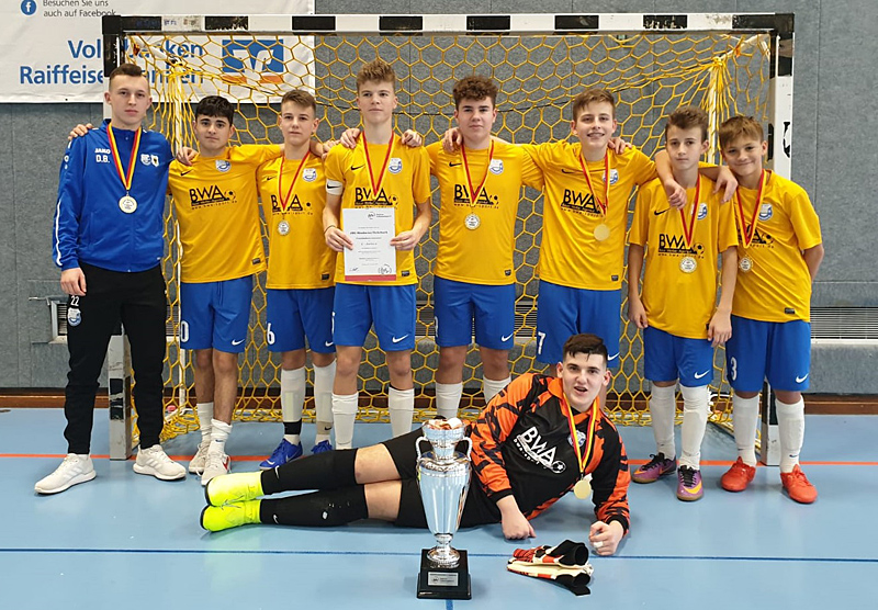 Von links: Dennis Bauer (Trainer), Baran Abdullah, Maxim Maier, Noah Himmelstein, Noah Vanderroth, Luca Seel, Kevin Prenaj, Nevio Gebert - vorne Torhüter Joel Quinci