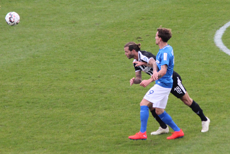 Diekmeier (li.) klärt per Kopfball