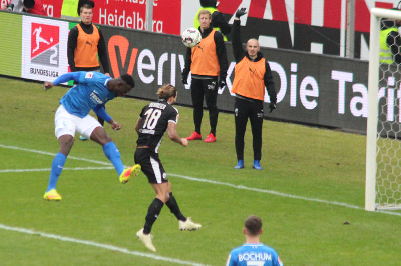 Ganvoula´s Kopfball geht knapp übers SVS-Tor