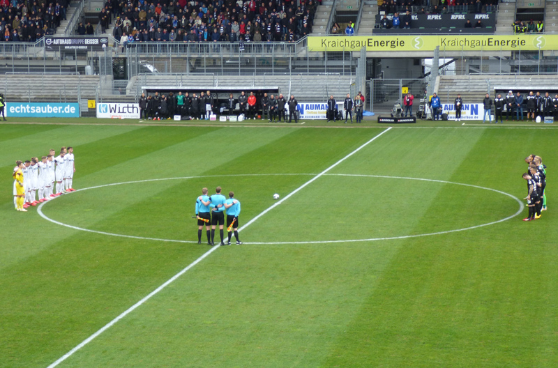 Gedenkminute vor dem Anpfiff für die Opfer der mutmaßlich rassistischen Anschläge in Hanau