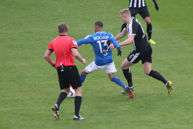 Zhirov (re.) versucht, Bochums Sam den Ball abzujagen