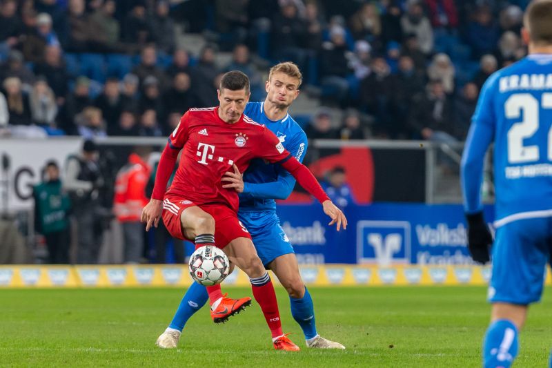 Die Bayern müssen in den nächsten Wochen auf ihren Top-Torjäger Robert Lewandowski (li.) verzichten.