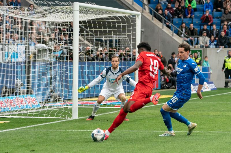 Davies (li.) setzt sich gegen Rudy durch