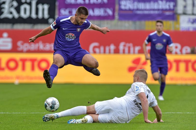 Dimitrij Nazarov (li.) überspringt SVS-Verteidiger Aleksandr Zhirov