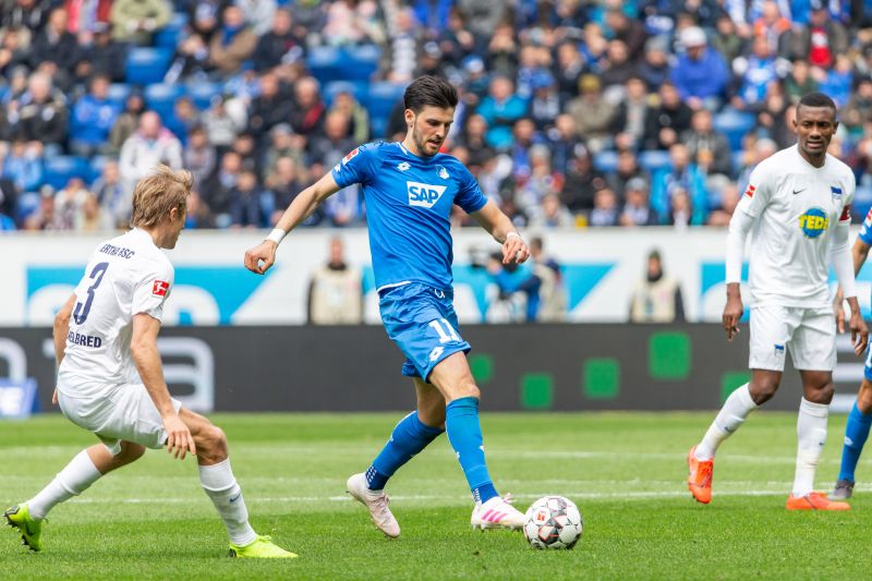 Florian Grillitsch treibt den Ball durchs Mittelfeld vorbei an Berlins Per Skjelbred (li.)