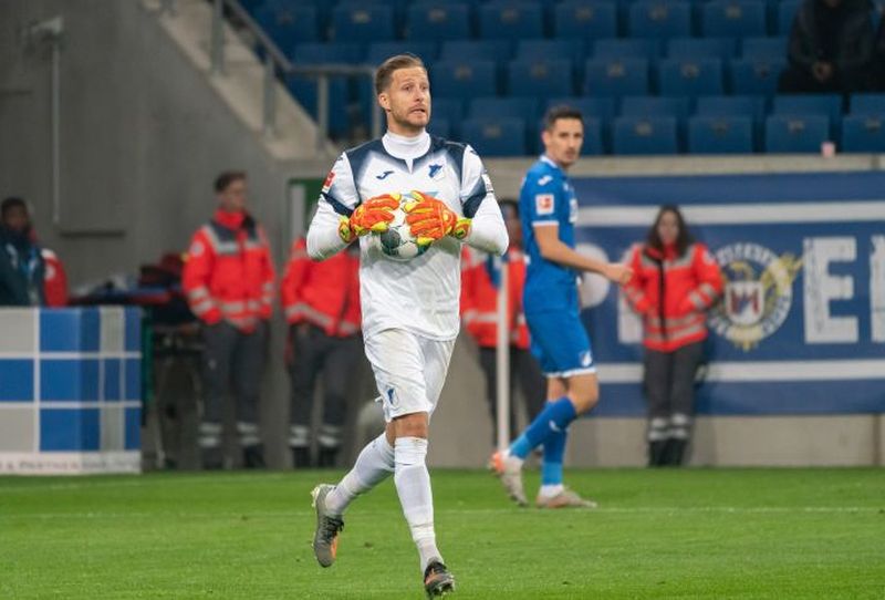 Kuriose und ungewöhnliche Situation: TSG-Keeper Oliver Baumann steht gegen Berlin vor leerer Fankurve