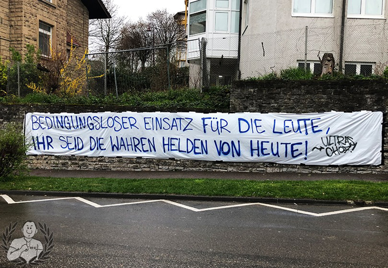 Lob und Anerkennung für die freiwilligen Helfer mit diesem Banner an der GRN-Klinik