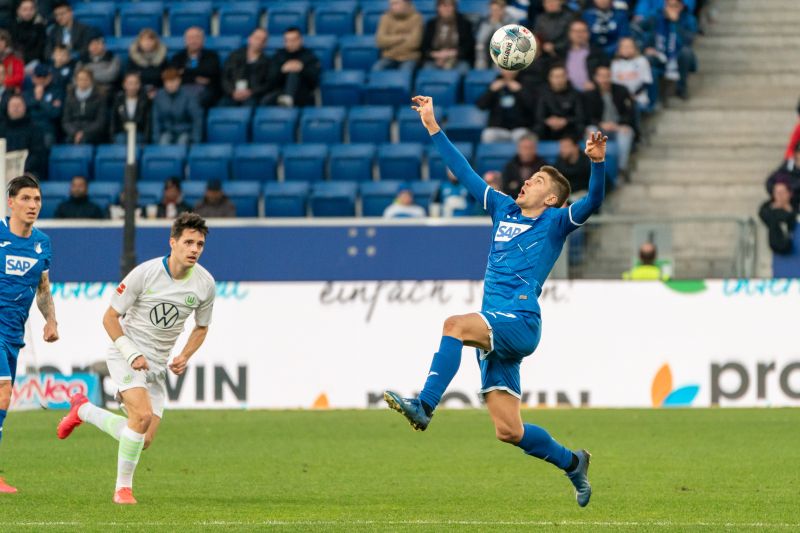 TSG-Star Kramaric blickt nach oben, symbolisch in eine noch völlig unklare Zukunft über die aktuelle Sitution