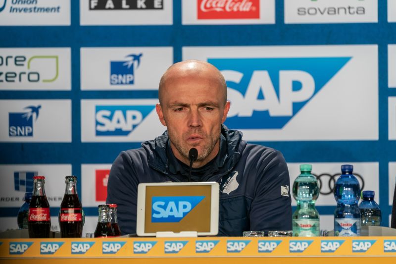 Alfred Schreuder bei der PK