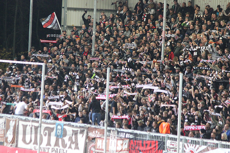 Vollbesetzter Gästeblock