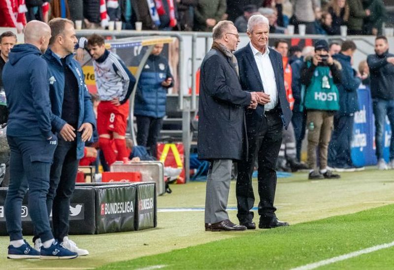 Dietmar Hopp mit Dialog mit Karl-Heinz Rummenigge vom FC Bayern beim letzten Heimspiel in Sinsheim