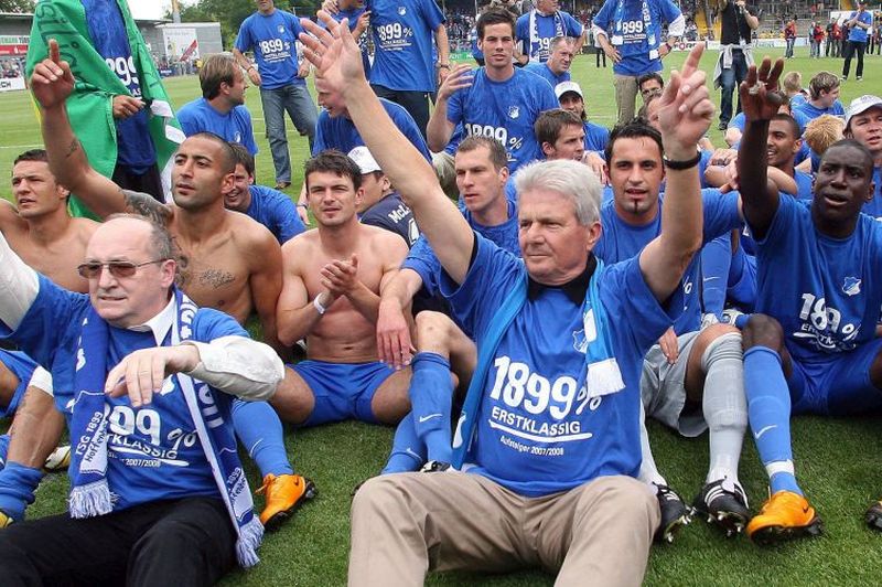 Hopp feiert mit den TSG-Spielern den BL-Aufstieg 2008