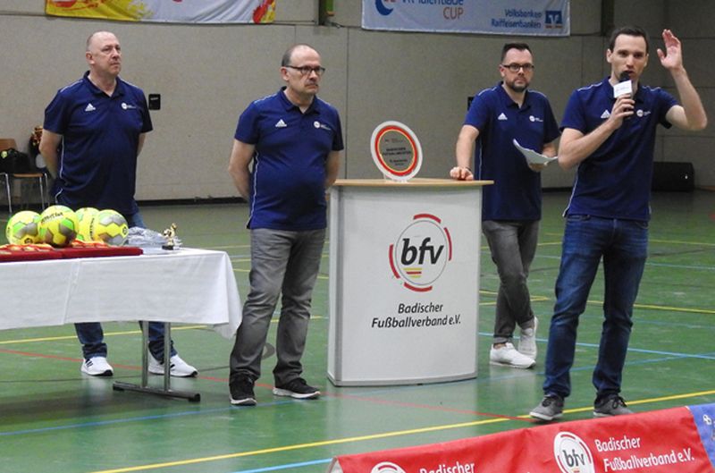 Ettner (re.) bei der Siegerehrung der bad. FUTSAL-Hallenmeisterschaften 2020