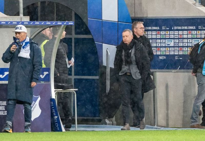 Die TSG-Geschäftsführer Dr. Peter Görlich und Frank Briel beim letzten Heimspiel am 29. Februar gegen den FC Bayern München. Links Stadionmoderator Mike Diehl.