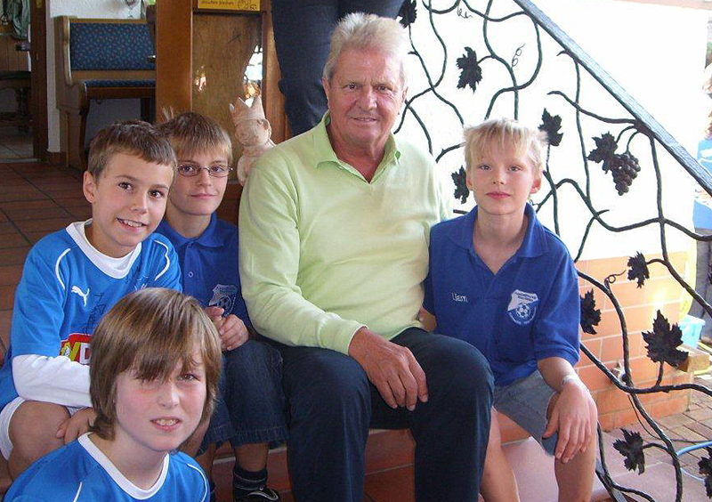 Dietmar Hopp beim Gruppenfoto mit einigen jüngeren TSG-Fans