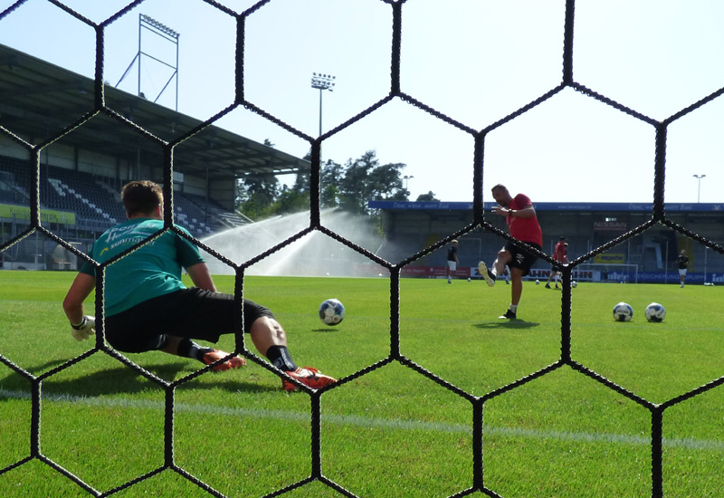 Daniel Ischdonat (re.) beim Torwarttraining im Hardtwaldstadion