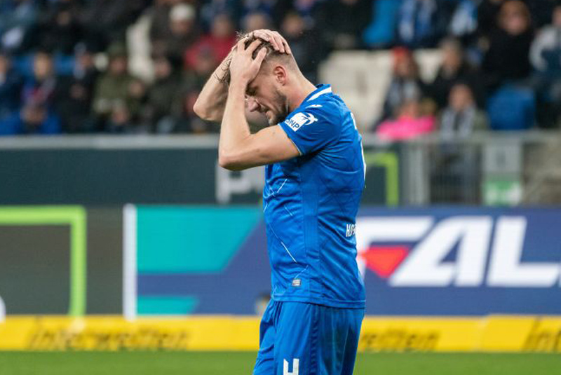 Bicakcic ärgert sich über seinen Fehler. Der Bosnier verschuldete den Ausgleich der Paderborner.