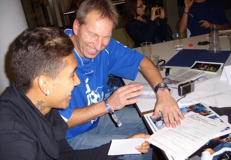 Im Austausch mit Roberto Firmino (li.)