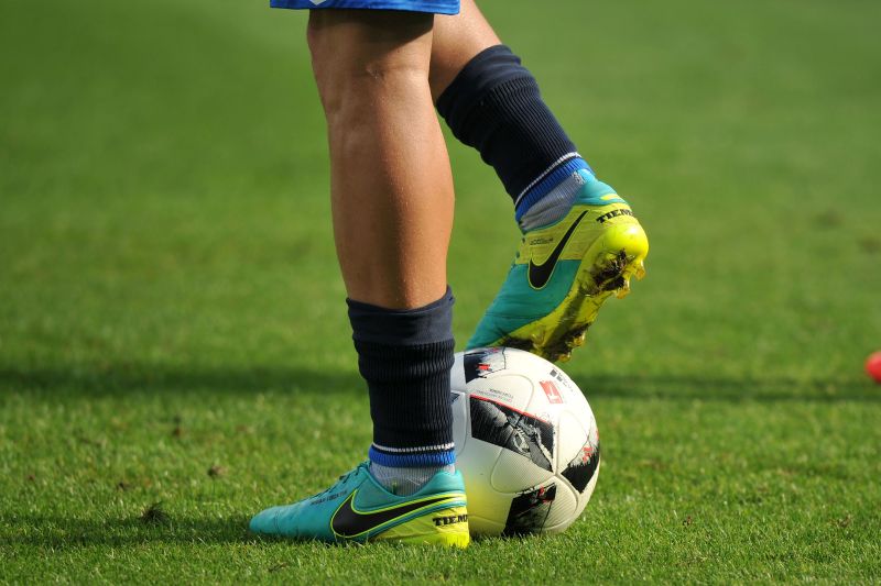 Der Profifußball soll nach längerer Pause wieder ab Mitte Mai rollen