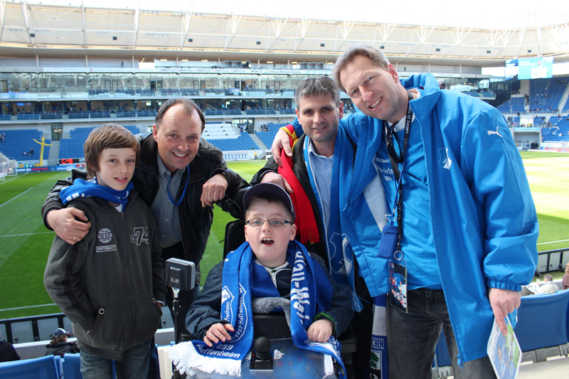 Charly (re.) mit Luan im Rollstuhl und Vater Mino. Links Dennis und Jürgen Bauer.