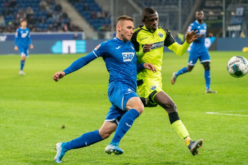 Pavel Kaderabek (li.), der im Hinspiel zum 2:0 erfolgreich war, versucht sich gegen seinen Paderborner Gegenspieler durchzusetzen