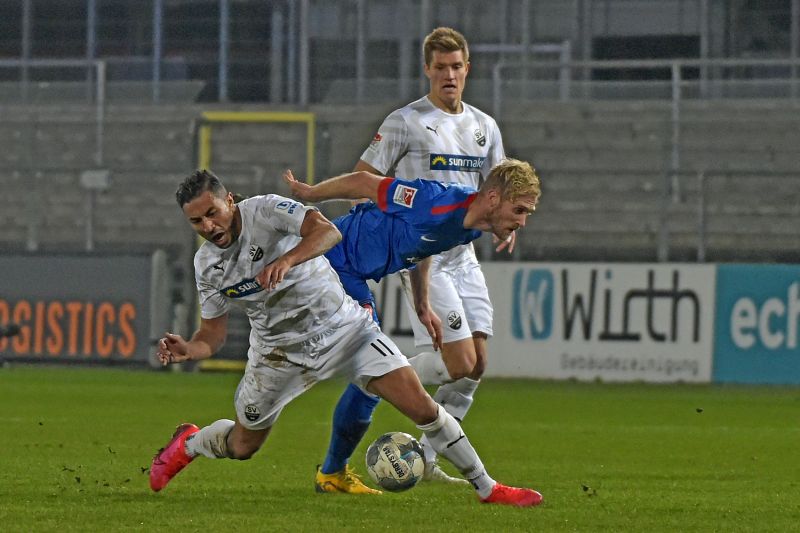 Durchsetzungs- und Stehvermögen ist am Samstag gegen Regensburg gefragt. Bouhaddouz (li.) scheitert hier im Zweikampf.