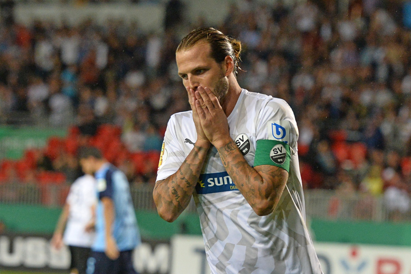 Bereits nach vier Minuten flog SVS-Kapitän Diekmeier mit Rot vom Platz