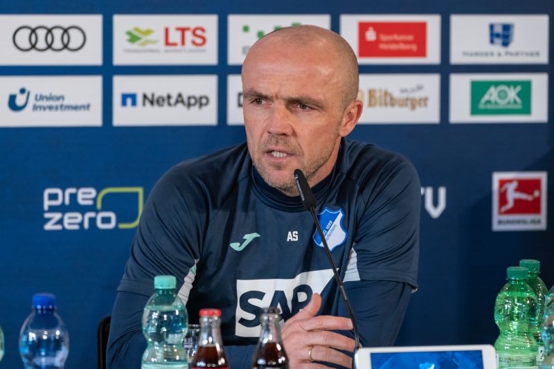 Schreuder bei einer Pressekonferenz, die es in absehbarer Zeit in der gewohnten Form so nicht mehr geben wird