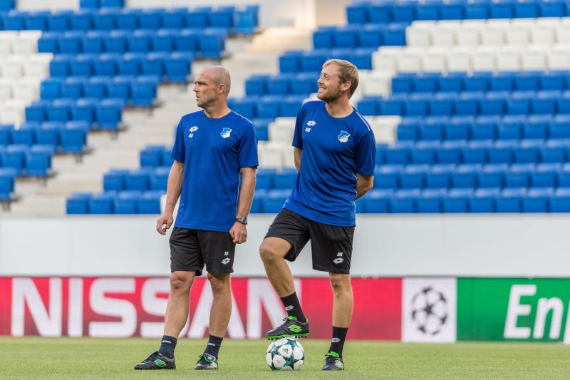 Trainerteam vor leeren Rängen
