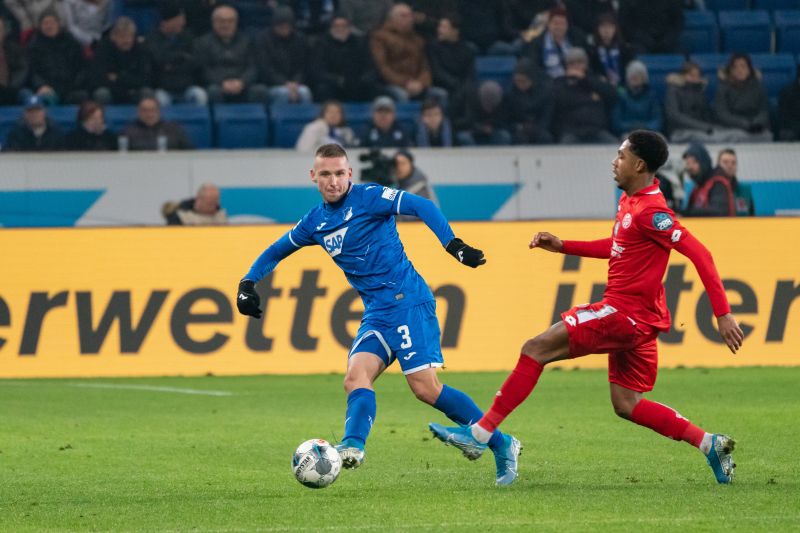 Kaderabek (li.) beim Flanken