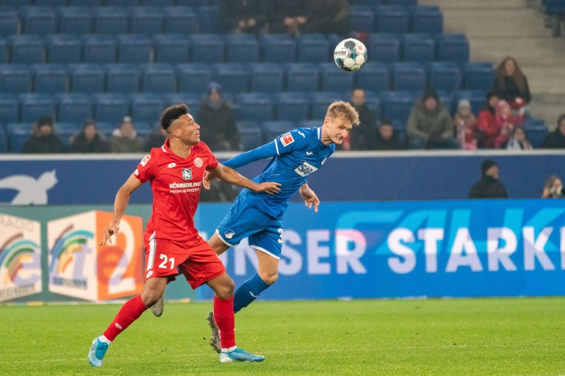 Stefan Posch (re.) kommt hier dem Mainzer Karim Onisiwo zuvor und klärt per Kopf