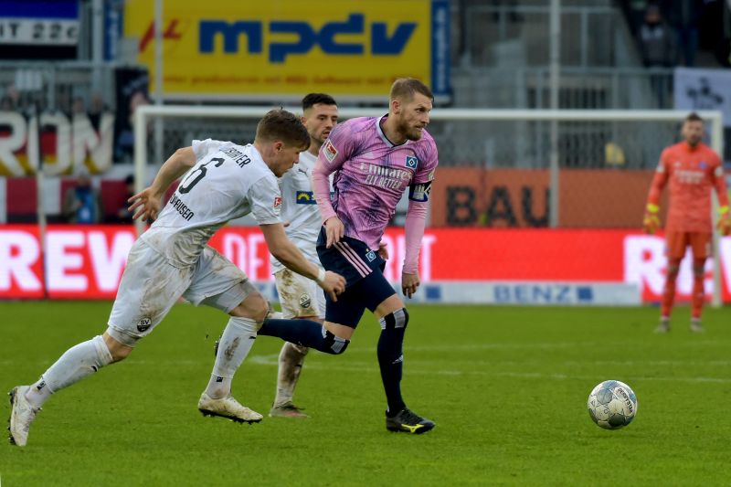 Denis Linsmayer (li.) im Laufduell mit Aaron Hunt