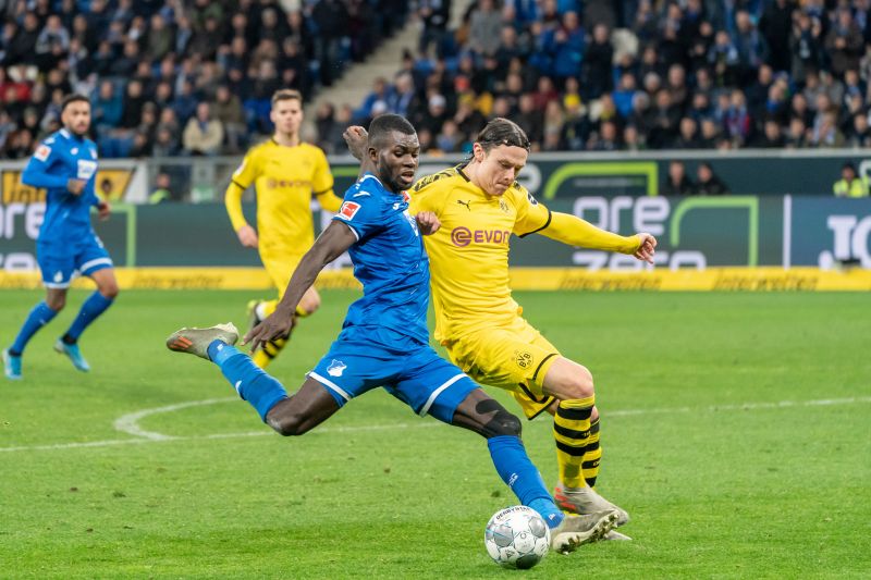 Ihlas Bebou setzt sich gegen den Ex-Hoffenheimer Niko Schulz (re.) durch