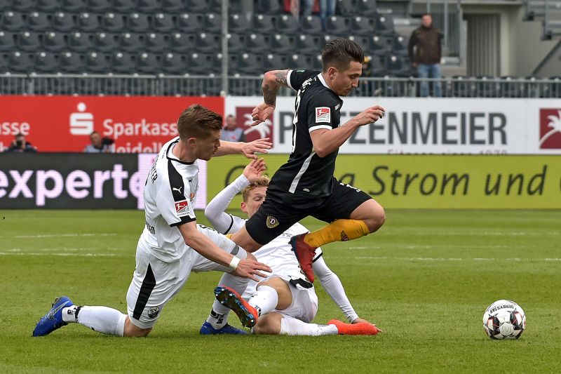 Szene aus dem Hinspiel: Dresdens Stürmer Atik (re.) setzt sich gegen Sandhausens Linsmayer durch