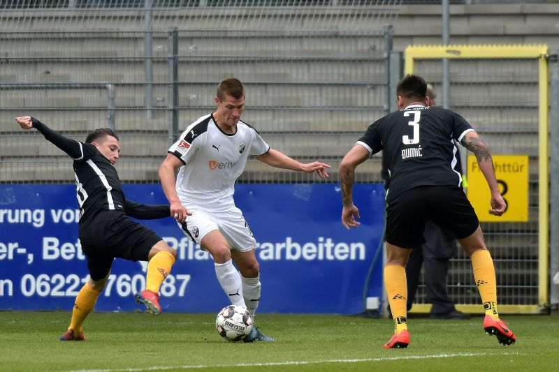 Behrens (Mitte) im Duell mit den beiden Dresdnern Atik (li.) und Dumic